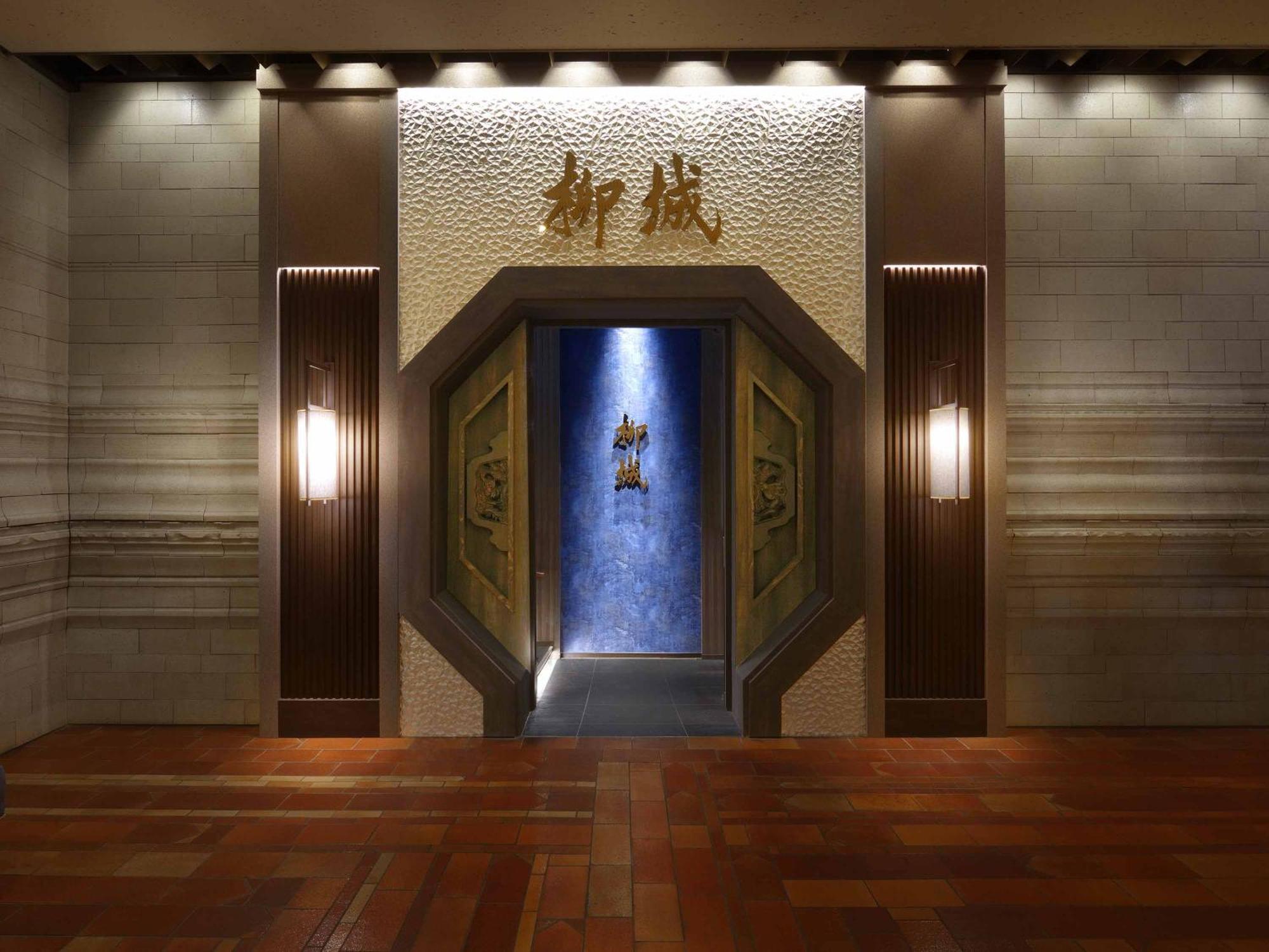 Nagoya Kanko Hotel Eksteriør billede Entrance to the temple